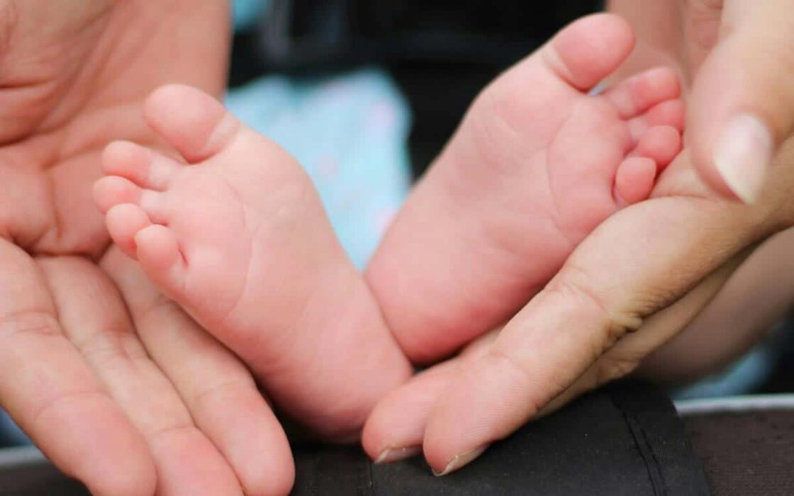 Une femme accouche de jumeaux lors de son transfert à la maternité