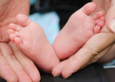 Une femme accouche de jumeaux lors de son transfert &agrave; la maternit&eacute;