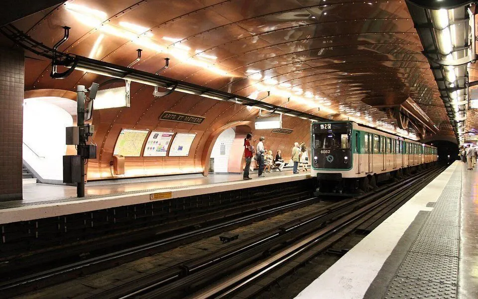 https://www.actu44.fr/trois-femmes-agressees-au-couteau-dans-le-metro-parisien-le-suspect-interpelle/