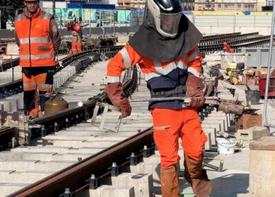 Le chantier des nouvelles lignes de tramway nantaises franchit une étape symbolique. Après une première pose de rails coté sud, à Rezé en décembre 2025, c'est désormais boulevard Léon Bureau, en plein cœur de Nantes, que les travaux avancent.