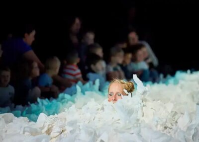 "Sous la neige" : un voyage poétique pour les tout-petits au Théâtre Quartier Libre