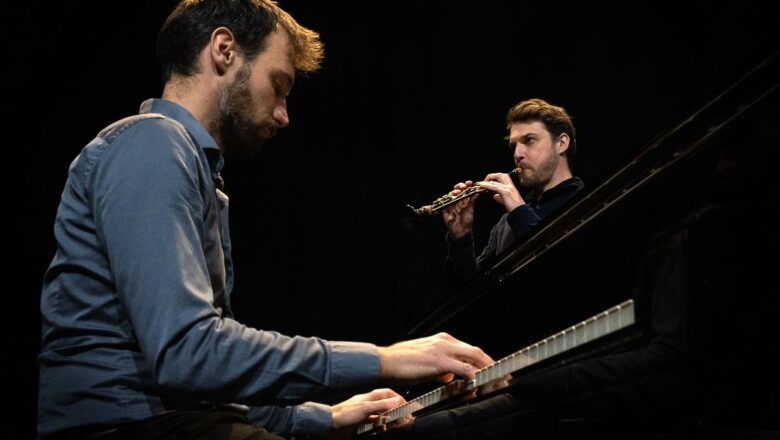 Benjamin Goudédranche, sonneur de bombarde originaire de Guérande, et du pianiste nantais Pierre Le Normand