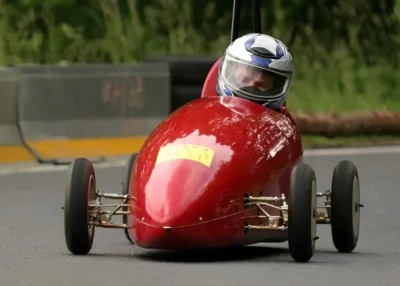 Caisse &agrave; savon en course &agrave; Chaumes-en-Retz avec pilote portant un casque int&eacute;gral.