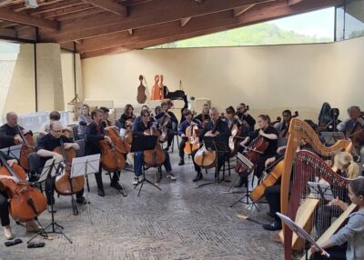 Trente violoncelles au bord de l'océan : l'académie In Fine Celli s'installe au Croisic