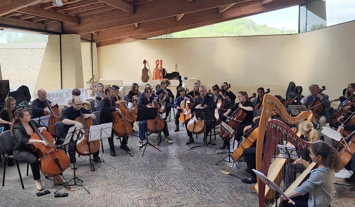 Trente violoncelles au bord de l'océan : l'académie In Fine Celli s'installe au Croisic