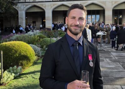Damien Guerot reçoit sa Bravery Medal