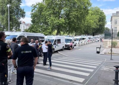 Ambulanciers une centaine de véhicules mobilisés devant le CHU de Nantes