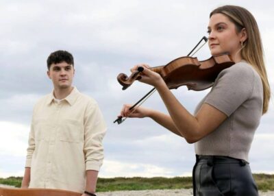 Aux heures d'été : Séamus et Caoimhe Uí Fhlatharta, la voix du Connemara aux Douves du château