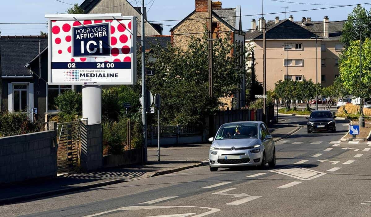 panneaux publicitaires à Châteaubriant, la mairie en infraction