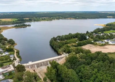 Joué-sur-Erdre : un homme de 53 ans chute de cinq mètres au barrage de Vioreau