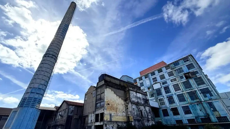 Nantes : la plaque de monument historique dévoilée sur la raffinerie Béghin-Say