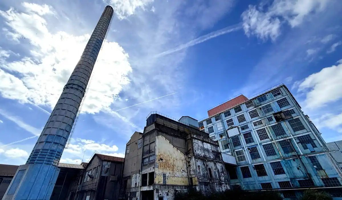 Nantes : la plaque de monument historique dévoilée sur la raffinerie Béghin-Say