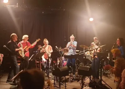 Le Bal du Si&egrave;cle ferme Jazzimut sur la place du Commando