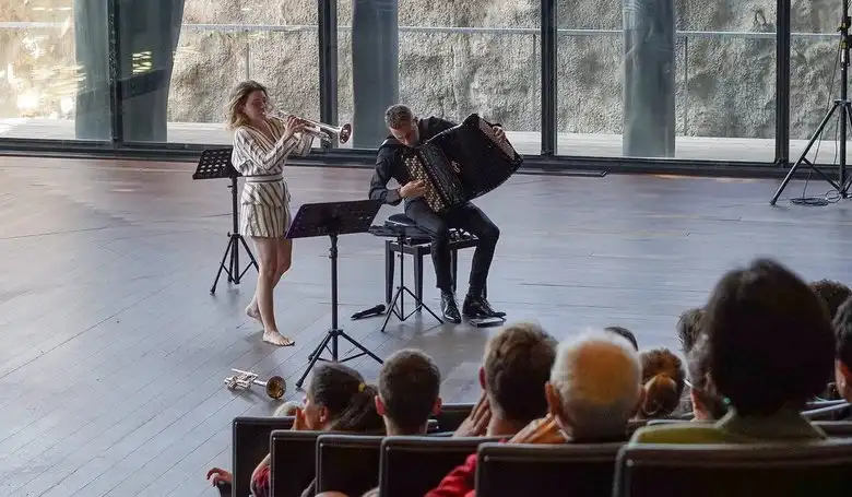 Le duo de Lucienne Renaudin Vary, trompettiste et Victoire de la Musique classique, et de l'accordéoniste Félicien Brut monte sur la scène d'Arlekino à 17 h 30.