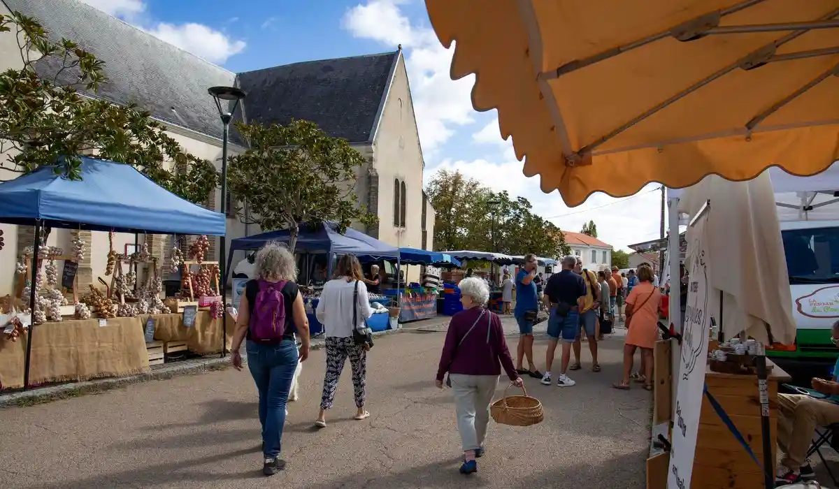Le Clion-sur-Mer : le nouveau marché du vendredi a trouvé sa place