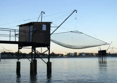 Saint-Nazaire, effondrement d'une passerelle sur une p&ecirc;cherie : deux hommes chutent, un bless&eacute;