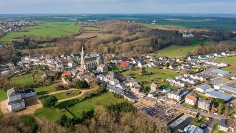 Vue aérienne de la commune de Couffé, dans le pays d'Ancenis.