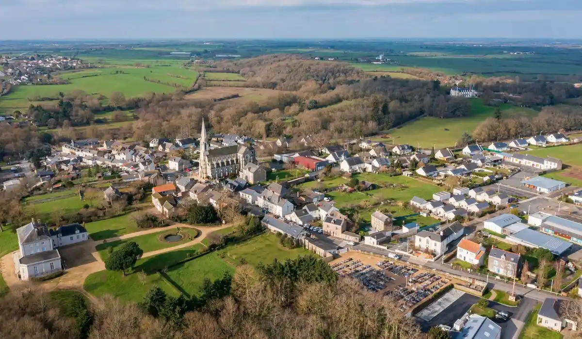 Vue aérienne de la commune de Couffé, dans le pays d'Ancenis.